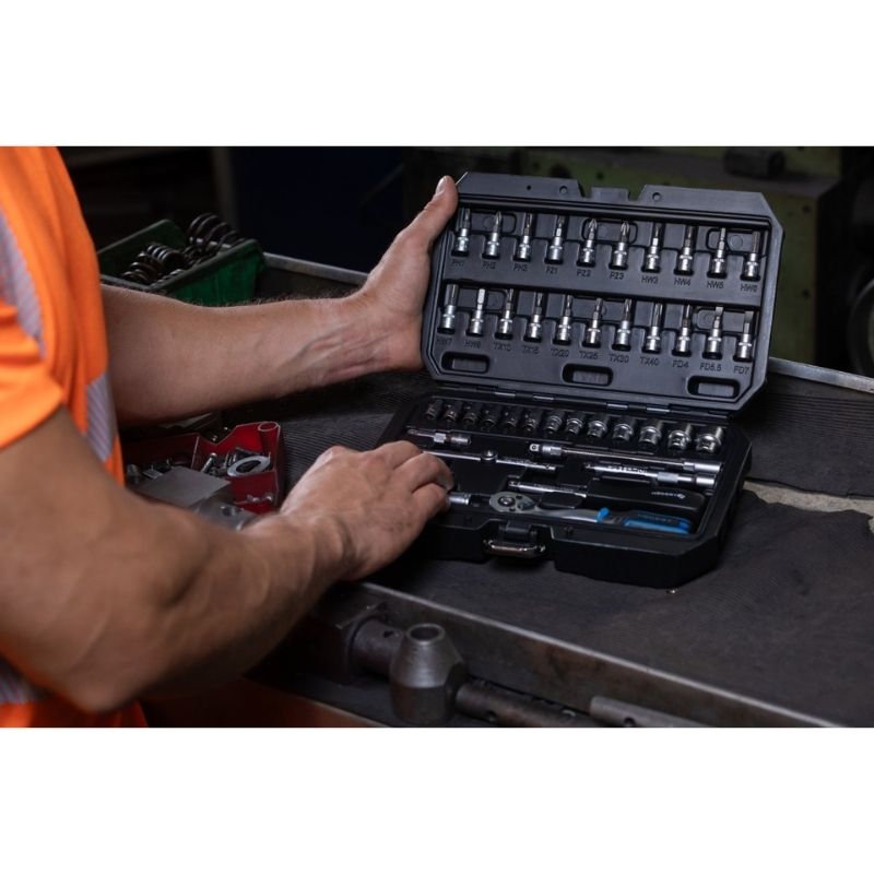 Набор инструментов 1/4" 46шт CrMo Hogert с трещоткой в кейсе (HT1R216)