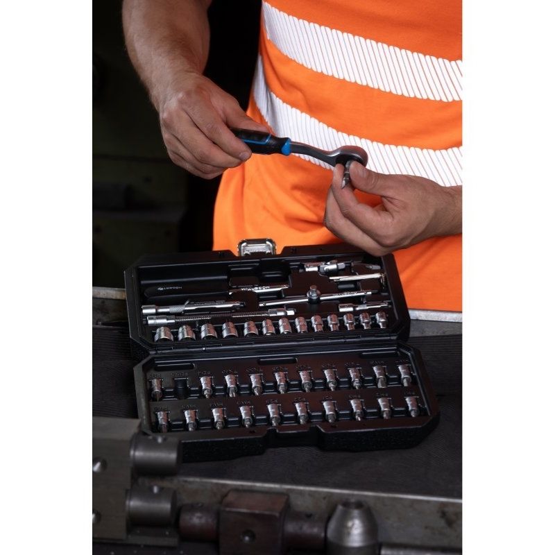 Набор инструментов 1/4" 46шт CrMo Hogert с трещоткой в кейсе (HT1R216)